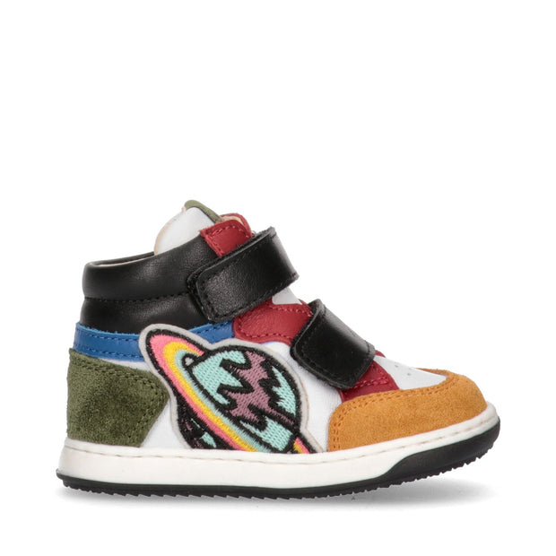 Sneakers alte da bambino con toppa colorata